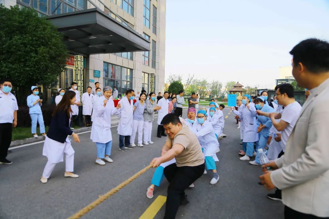 心往一处想 劲往一处使——阜阳民生医院举行庆祝5·12护士节拔河比赛