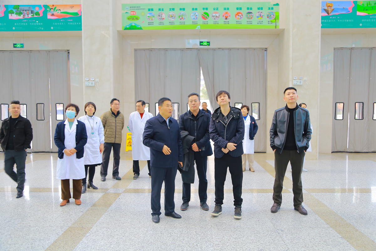 著名歌星解晓东莅临阜阳民生医院参观考察